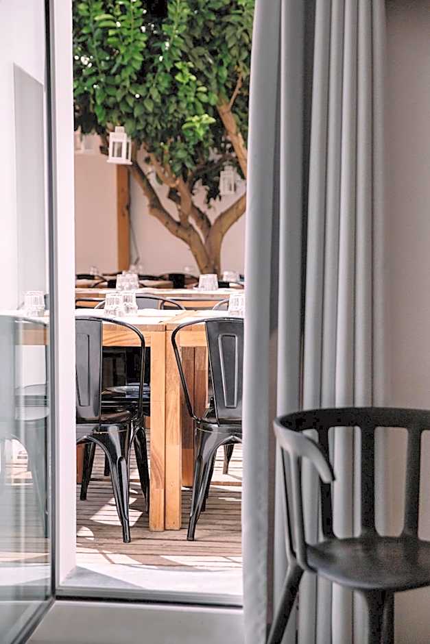 Santa Bica Eat Drink & Sleep