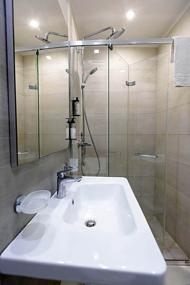 White 1903 - Rooftop Pool & Luxury Rooms