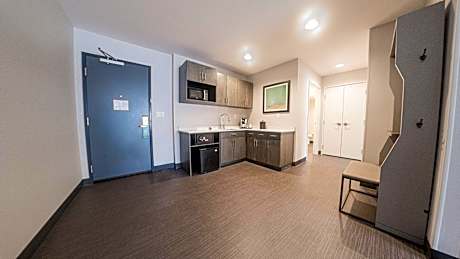 Queen Suite with Two Queen Beds Hearing Accessible Bathtub - Non-Smoking