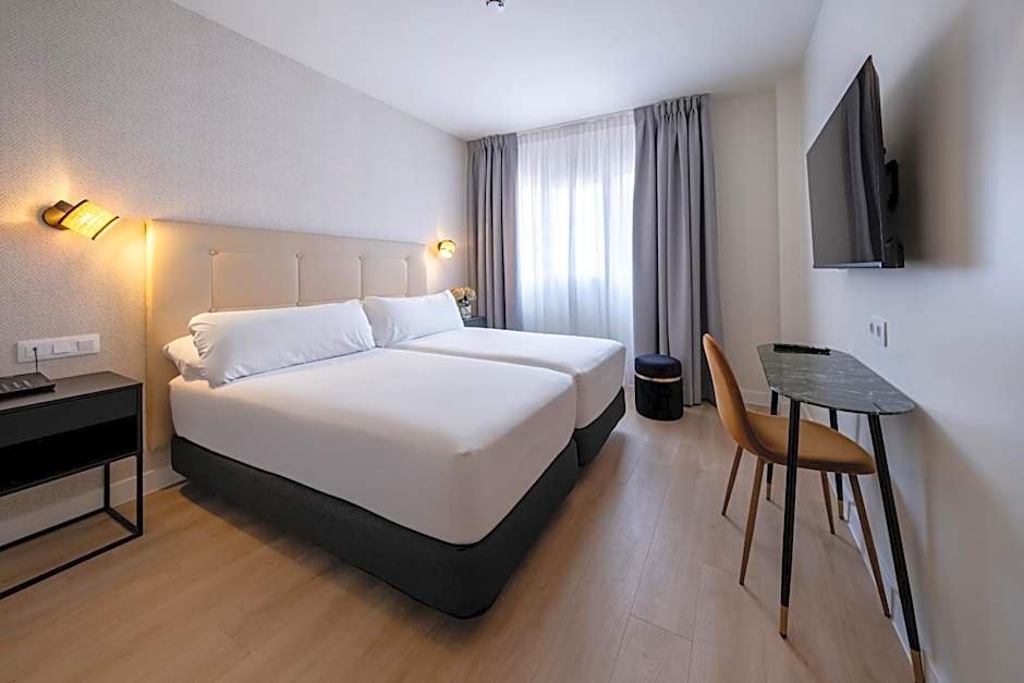 Photo 1 of 28 of Hotel Cisneros