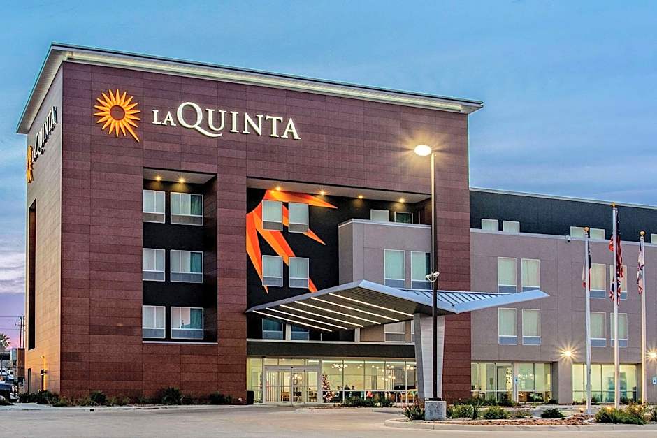 La Quinta Inn & Suites by Wyndham San Antonio Alamo City