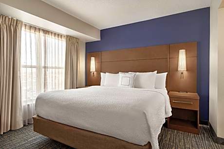 Two-Bedroom Suite with Roll-in Shower - Mobility and Hearing Accessible