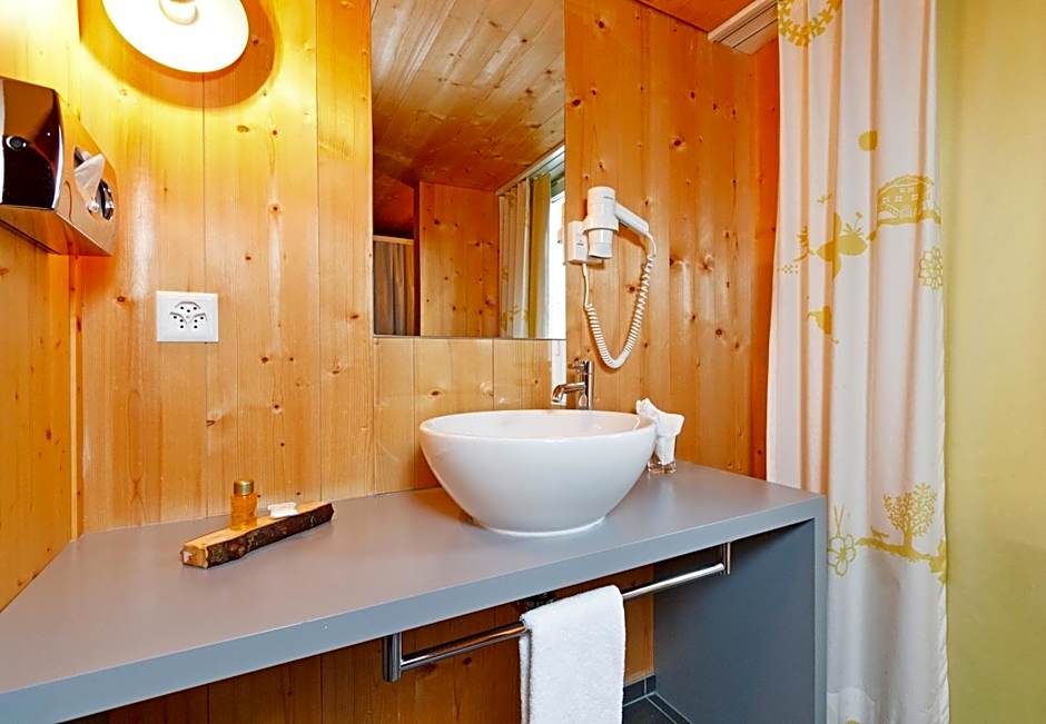 Hirschen Guesthouse - Village Hotel