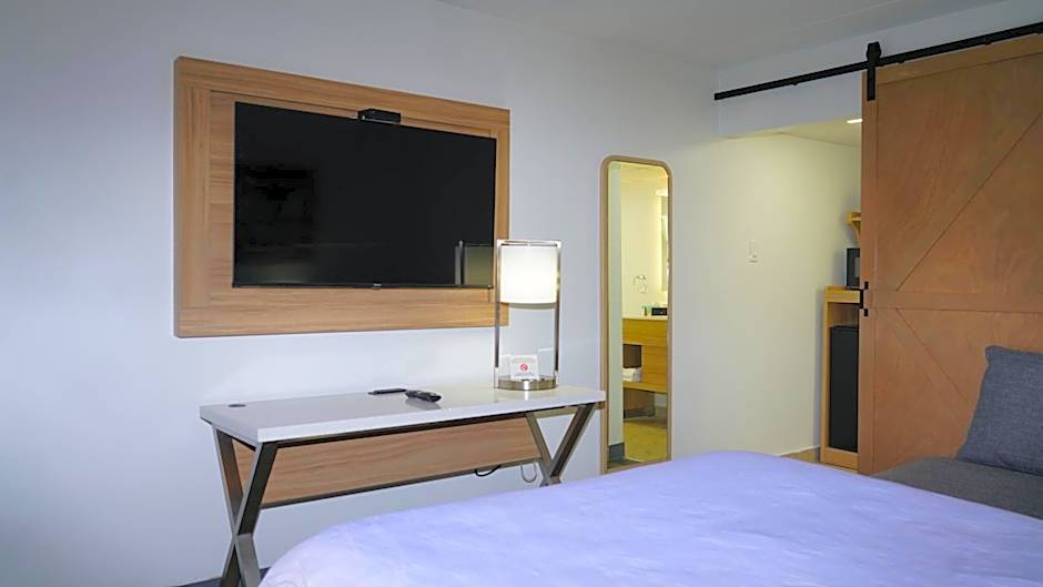 Airport Waterfront Inn