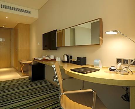 Superior Queen Room with Lake View