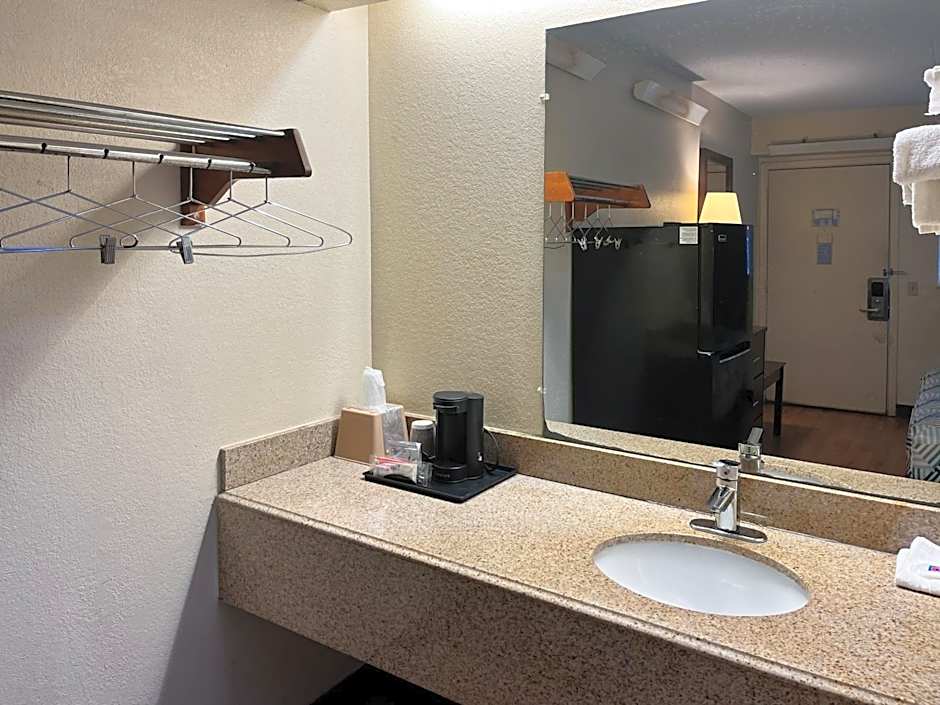 Studio 6 Suites Shreveport, LA Industrial Loop