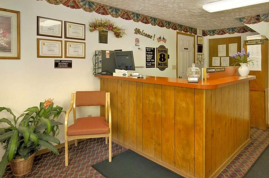 Super 8 by Wyndham Chaska