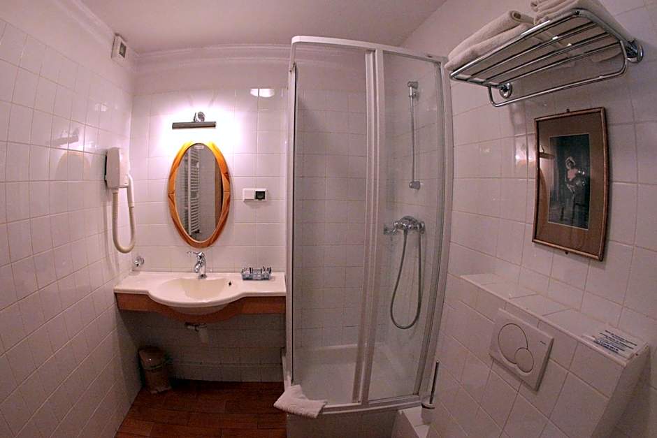 Dedek Park - historyczny dworek w pięknym Parku Skaryszewskim obok Stadionu Narodowego