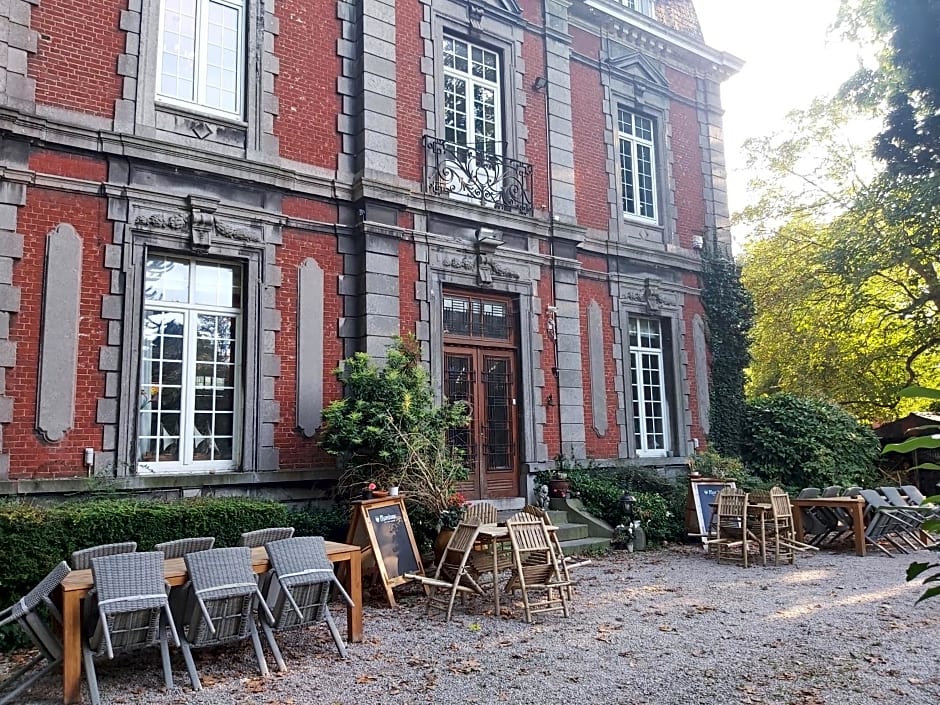 Château Lambert Moulinsart Hotel, shuttle airport, long term parking, snooker, large terrasse, dinner, breakfast