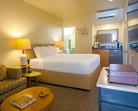 Queen Room with Pool View