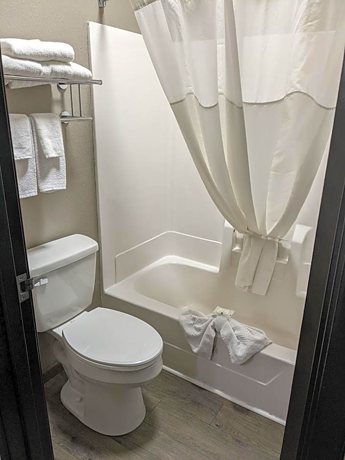 Quality Inn & Suites Delaware