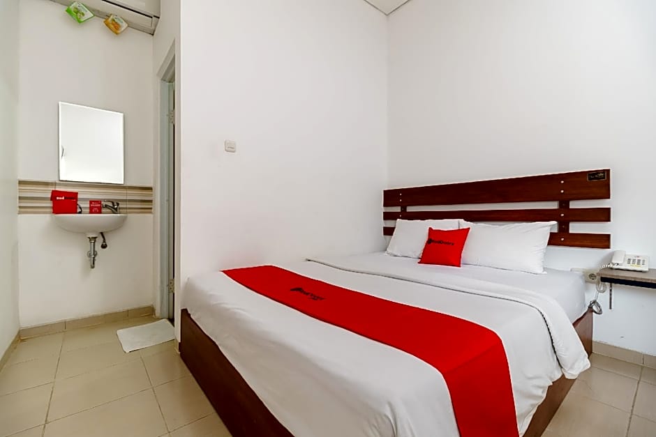 RedDoorz  Syariah near Jembatan Siti Nurbaya Padang