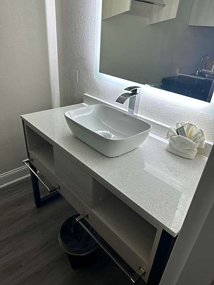 Magnolia Inn Extended Stay of Kingsland - New 2024 - Book a Kitchen Room - 12 Noon Check Out - Sleep In Late - Better Sleep - Ultra Sparkling - Pool open until until 4AM - Stay and Save Today - 24 Hour Front Desk - Premium Coffee Bar - Award Winning Inn