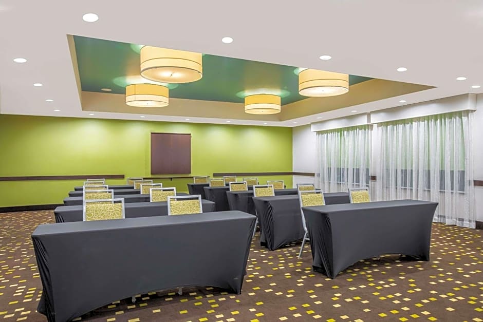 La Quinta Inn & Suites by Wyndham West Little Rock