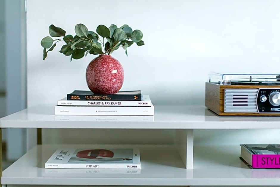 The Wesley by AvantStay Mid-Century Modern Oasis with Pool