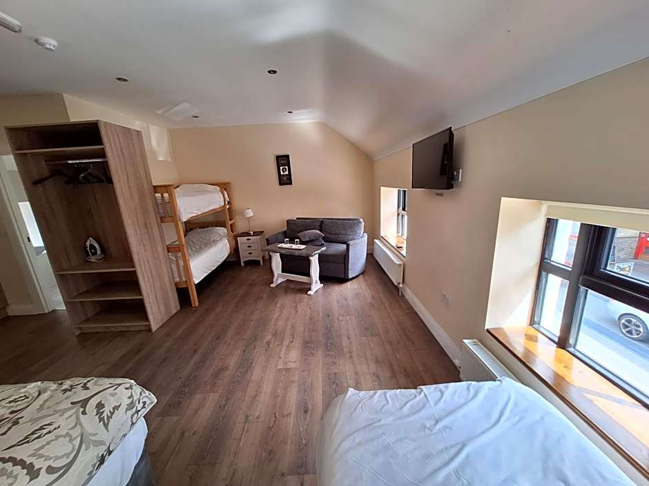Ridge-Rock Accommodation
