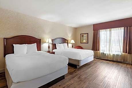 Queen Room with Two Queen Beds and Pool View - Non-Smoking