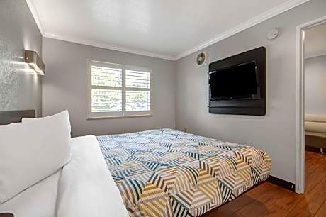 King Room with Roll-in Shower - Disability Access - Non-Smoking