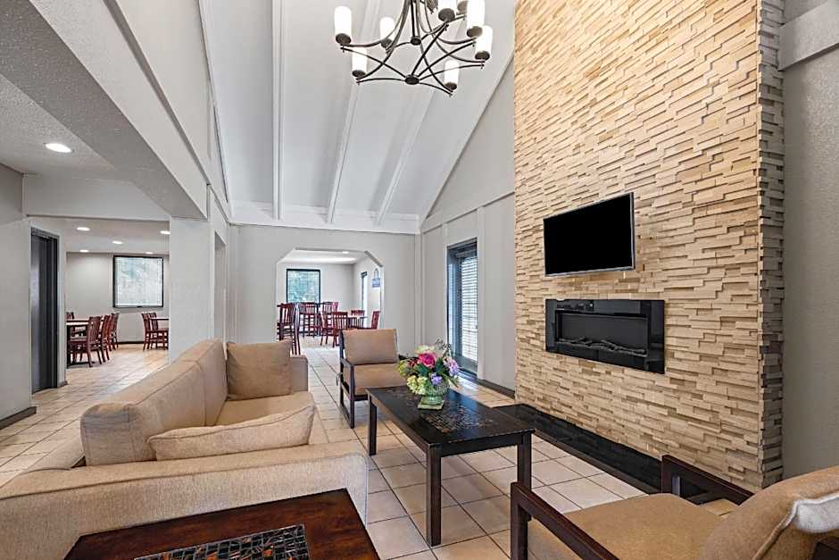 Days Inn by Wyndham College Park Airport Best Road