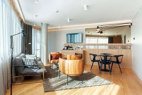 1 King 1 Bedroom Suite With Living Area