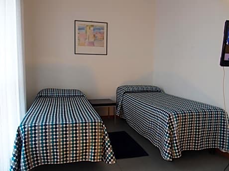 Family Room (2 Adults + 2 Children)