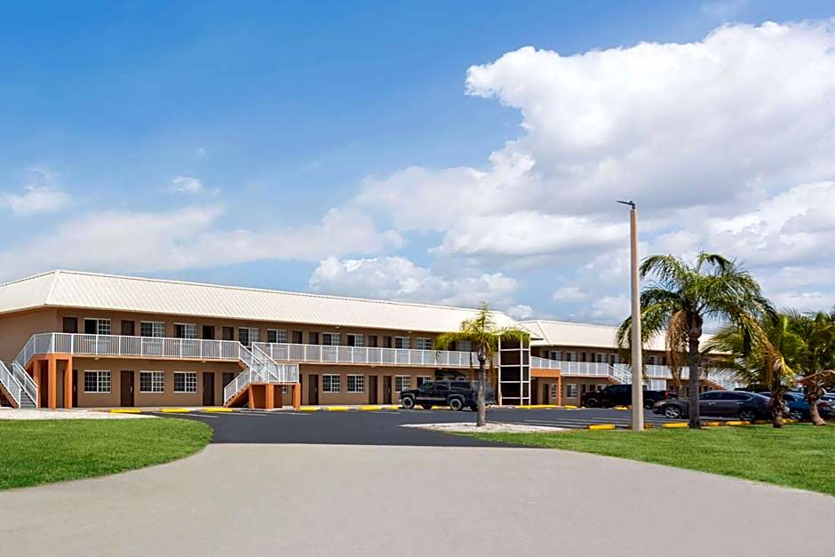 Travelodge Suites by Wyndham Lake Okeechobee