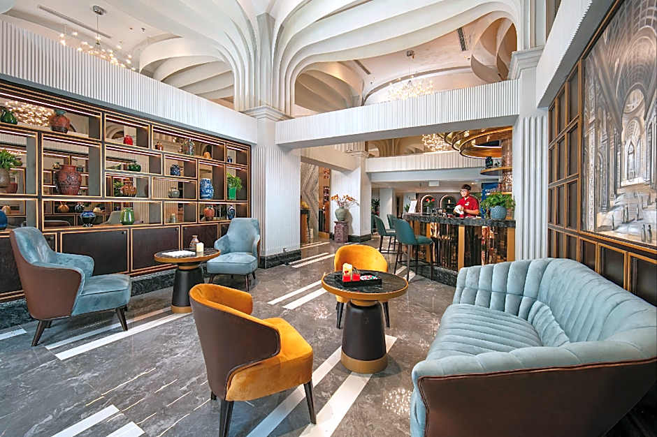 May De Ville Lakeside Hotel