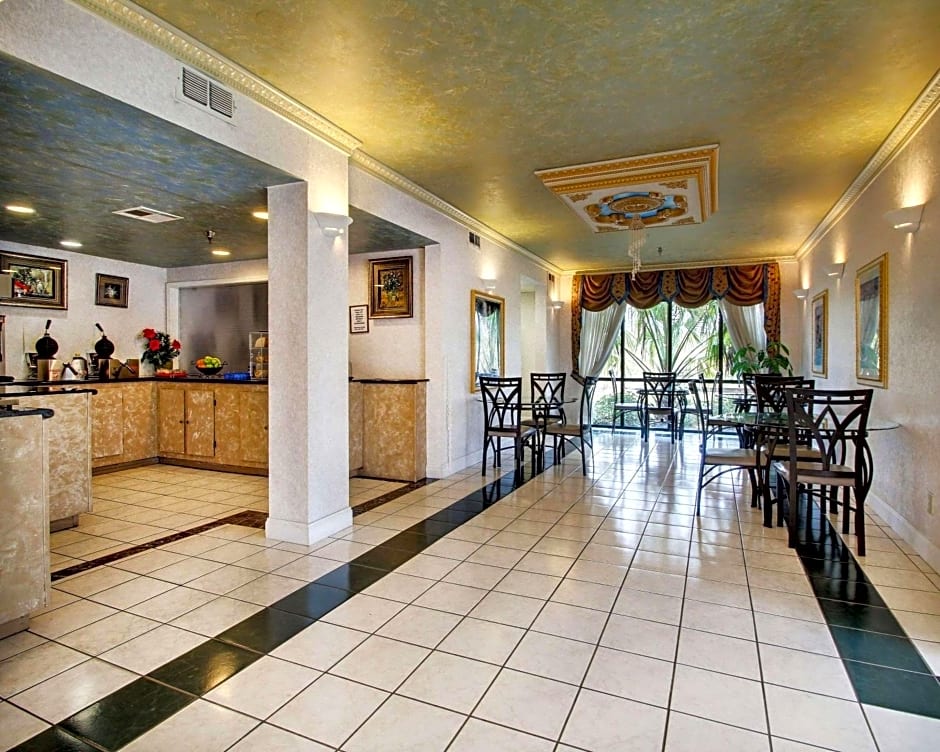 Econolodge Inn & Suites
