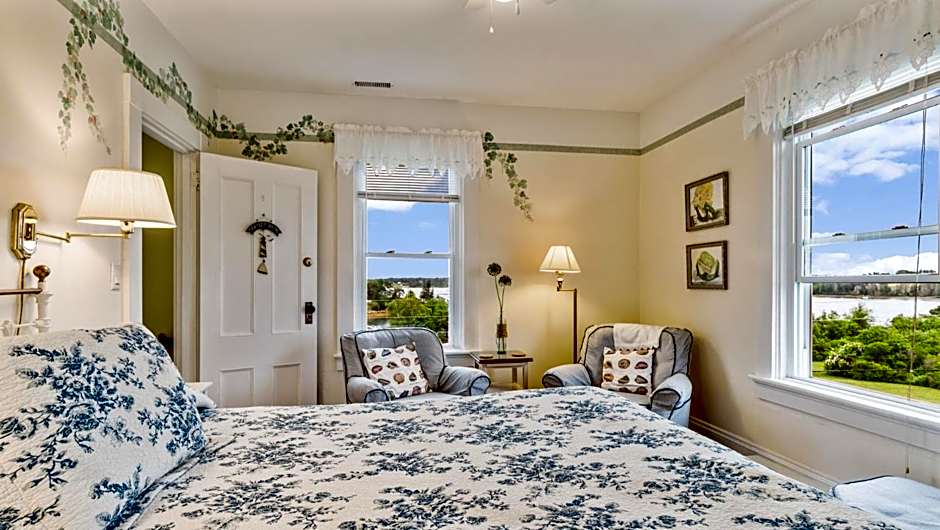 Bayview Pines Country Inn B&B