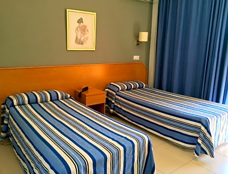 QUADRUPLE ROOM (2 ADULTS 2 CHILDREN)