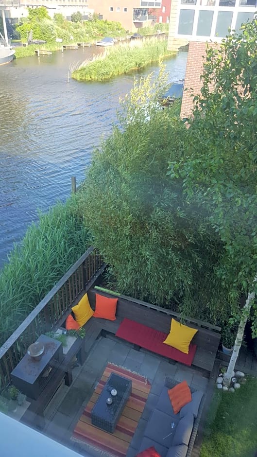 GREAT CANAL STUDIO - AC, Water view & Free parking