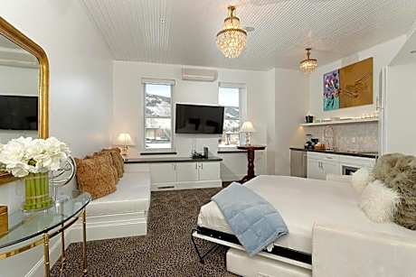 Independence Square 310, Chic, Remodeled Studio w/ Great Location in Aspen, A/C, & Kitchenette