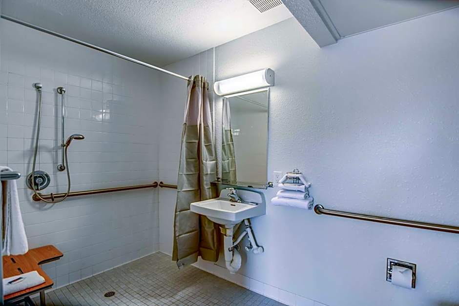 Super 8 by Wyndham Tracy