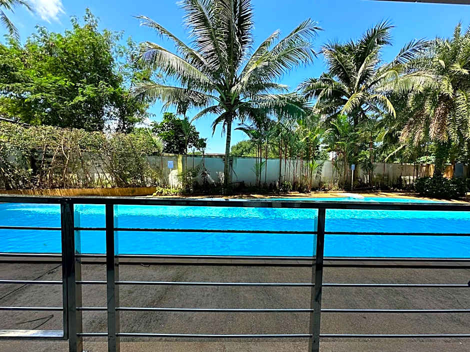 1 - Bedroom Apartment Pool Access, 750m to the Beach