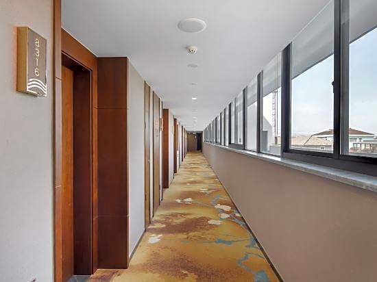 Binhai Station Hotel