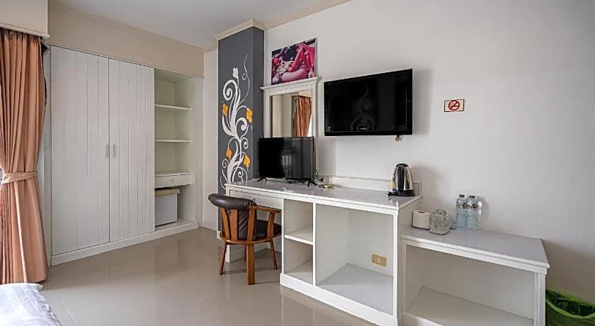 Santi White House Patong