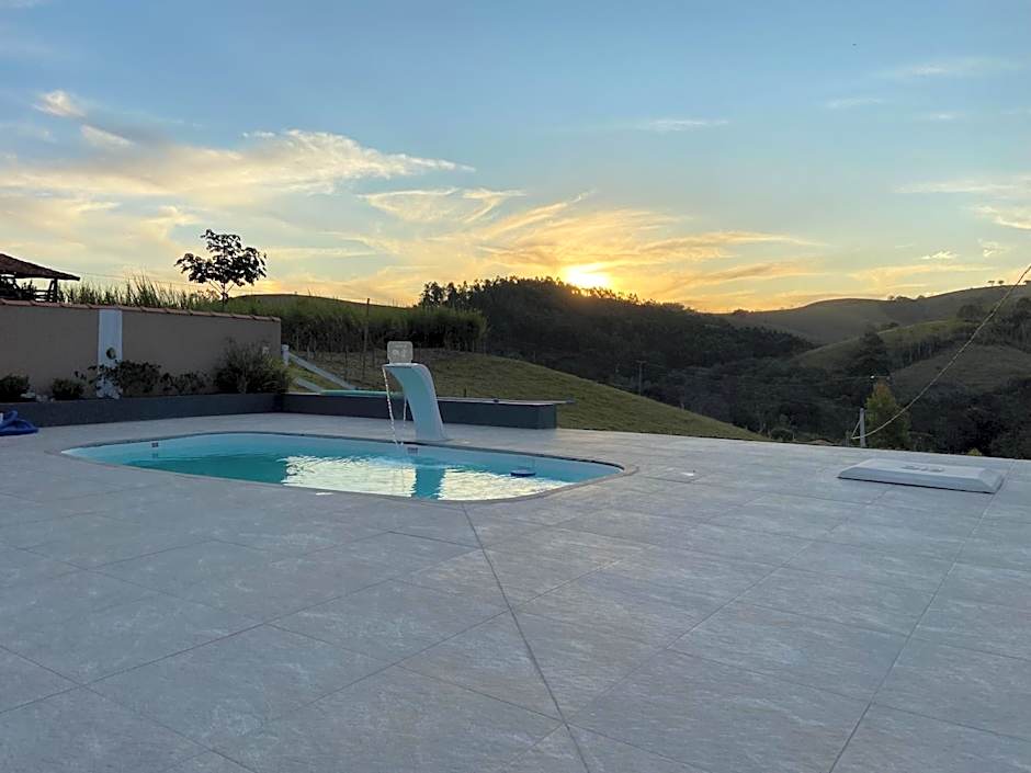 Recanto da Alegria - Casa em Cunha com Jacuzzi,Piscina,Rede,Churrasqueira,Lareira,Deck, Banco de coração