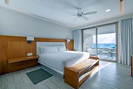 Superior Ocean Front with bathtub