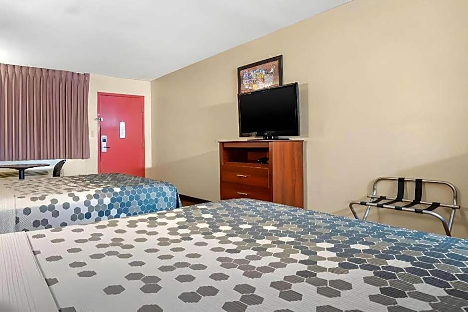 Econo Lodge Inn & Suites Forest