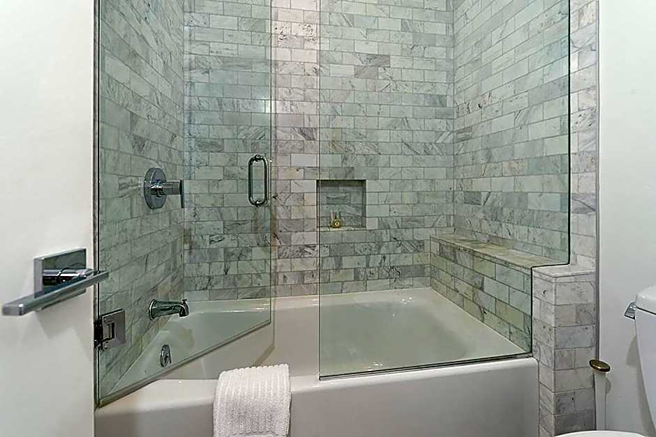 Independence Square 310, Chic, Remodeled Studio w/ Great Location in Aspen, A/C, & Kitchenette