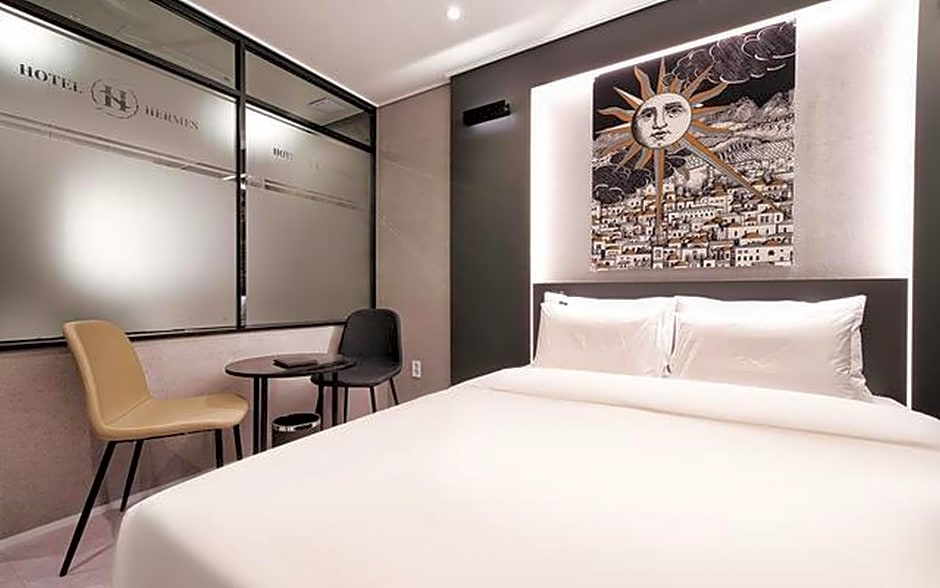 Hotel Hermes at Yongin Everland Station