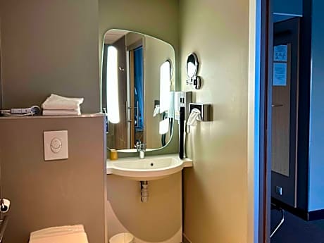 Superior Room with walk-in shower - Mobility Access