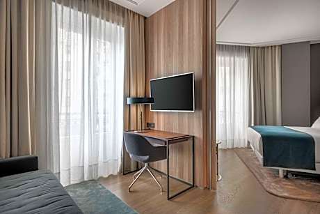 Junior Suite with Gran Via View with Extra Bed (2 Adrults + 1 Child)