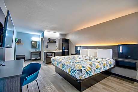 1 King Bed | Smoking, Kitchen