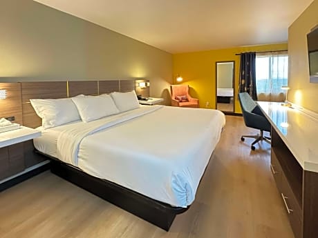 1 King Bed Nonsmoking Accessible