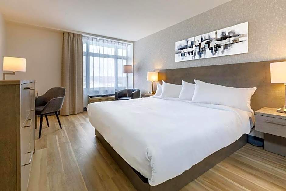 Photo 1 of 2 of Executive Suite