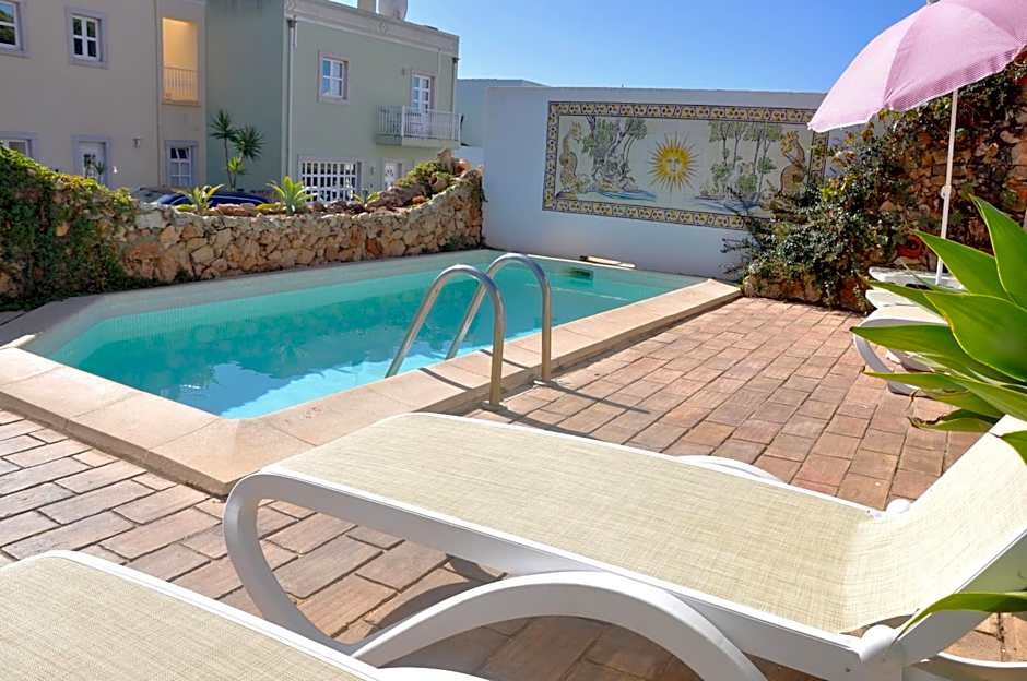 Stylish well-equipped, private pool, close to amenities, free AC Wifi