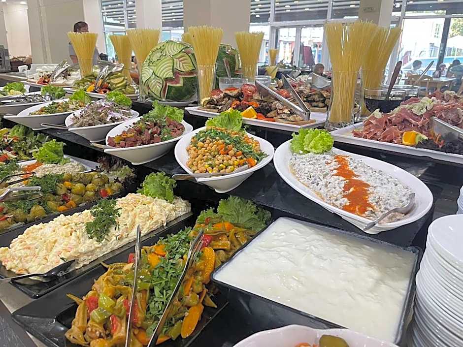 Grand Hotel Nirvana - All Inclusive & Free Beach Access