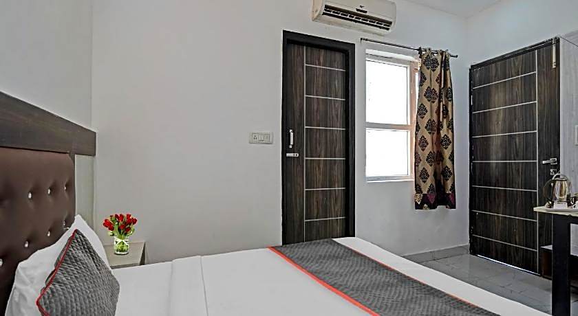 OYO The Signature Hotel Near Iskcon Temple Noida