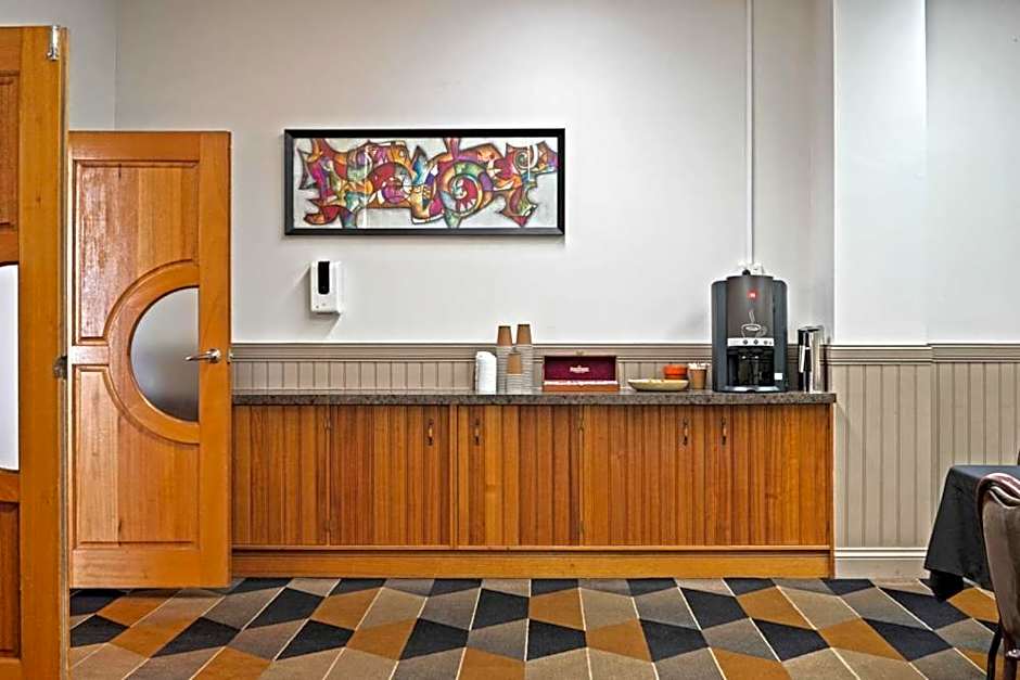 Rydges Gladstone Hotel